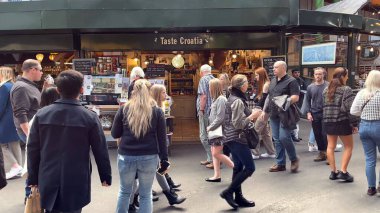 Londons Borough Market, ünlü bir şehir simgesinde zengin bir mimari karakterle canlandırıldı. Londra Borough Market 'inde kalabalık Londra' da şehir kültürünü ve istikrarlı kalabalığı gözler önüne seriyor..