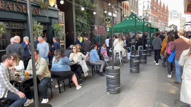 Londons Borough Market, ünlü bir şehir simgesinde zengin bir mimari karakterle canlandırıldı. Londra Borough Market 'inde kalabalık Londra' da şehir kültürünü ve istikrarlı kalabalığı gözler önüne seriyor..