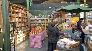Londons Borough Market, ünlü bir şehir simgesinde zengin bir mimari karakterle canlandırıldı. Londra Borough Market 'inde kalabalık Londra' da şehir kültürünü ve istikrarlı kalabalığı gözler önüne seriyor..