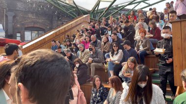 Londons Borough Market, ünlü bir şehir simgesinde zengin bir mimari karakterle canlandırıldı. Londra Borough Market 'inde kalabalık Londra' da şehir kültürünü ve istikrarlı kalabalığı gözler önüne seriyor..