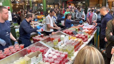 Londons Borough Market, ünlü bir şehir simgesinde zengin bir mimari karakterle canlandırıldı. Londra Borough Market 'inde kalabalık Londra' da şehir kültürünü ve istikrarlı kalabalığı gözler önüne seriyor..