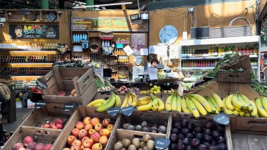 Londons Borough Market, ünlü bir şehir simgesinde zengin bir mimari karakterle canlandırıldı. Londra Borough Market 'inde kalabalık Londra' da şehir kültürünü ve istikrarlı kalabalığı gözler önüne seriyor..