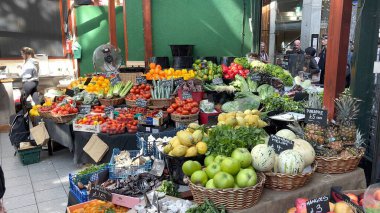 Londons Borough Market, ünlü bir şehir simgesinde zengin bir mimari karakterle canlandırıldı. Londra Borough Market 'inde kalabalık Londra' da şehir kültürünü ve istikrarlı kalabalığı gözler önüne seriyor..