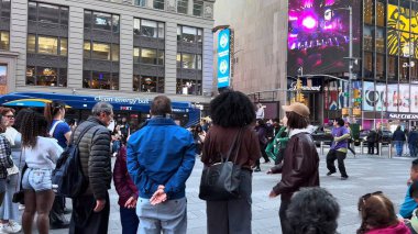 İnsanlar Times Meydanı, New York, ABD 'nin işlek caddelerinde toplanırken, turları boyunca kalabalık tatilin, canlı yaşam tarzının, eğlencenin ve parti atmosferinin tadını çıkarıyor. Times Meydanı, NYC, ABD. 17 Nisan 2023.