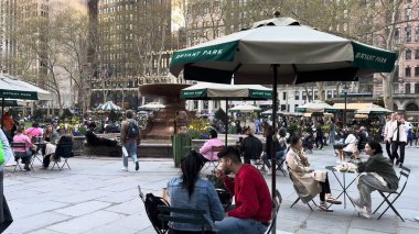 İnsanlar Times Meydanı, New York, ABD 'nin işlek caddelerinde toplanırken, turları boyunca kalabalık tatilin, canlı yaşam tarzının, eğlencenin ve parti atmosferinin tadını çıkarıyor. Times Meydanı, NYC, ABD. 17 Nisan 2023.