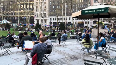 İnsanlar Times Meydanı, New York, ABD 'nin işlek caddelerinde toplanırken, turları boyunca kalabalık tatilin, canlı yaşam tarzının, eğlencenin ve parti atmosferinin tadını çıkarıyor. Times Meydanı, NYC, ABD. 17 Nisan 2023.