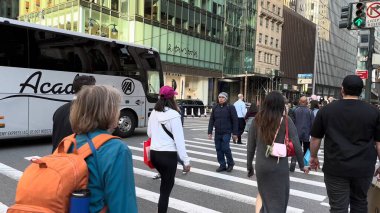 İnsanlar Times Meydanı, New York, ABD 'nin işlek caddelerinde toplanırken, turları boyunca kalabalık tatilin, canlı yaşam tarzının, eğlencenin ve parti atmosferinin tadını çıkarıyor. Times Meydanı, NYC, ABD. 17 Nisan 2023.