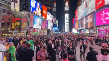 İnsanlar Times Meydanı, New York, ABD 'nin işlek caddelerinde toplanırken, turları boyunca kalabalık tatilin, canlı yaşam tarzının, eğlencenin ve parti atmosferinin tadını çıkarıyor. Times Meydanı, NYC, ABD. 17 Nisan 2023.
