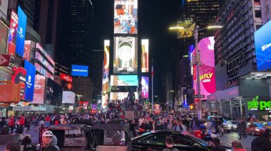 İnsanlar Times Meydanı, New York, ABD 'nin işlek caddelerinde toplanırken, turları boyunca kalabalık tatilin, canlı yaşam tarzının, eğlencenin ve parti atmosferinin tadını çıkarıyor. Times Meydanı, NYC, ABD. 17 Nisan 2023.