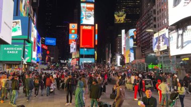 İnsanlar Times Meydanı, New York, ABD 'nin işlek caddelerinde toplanırken, turları boyunca kalabalık tatilin, canlı yaşam tarzının, eğlencenin ve parti atmosferinin tadını çıkarıyor. Times Meydanı, NYC, ABD. 17 Nisan 2023.