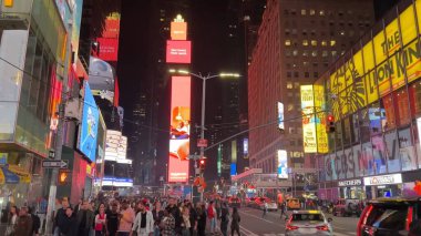 İnsanlar Times Meydanı, New York, ABD 'nin işlek caddelerinde toplanırken, turları boyunca kalabalık tatilin, canlı yaşam tarzının, eğlencenin ve parti atmosferinin tadını çıkarıyor. Times Meydanı, NYC, ABD. 17 Nisan 2023.