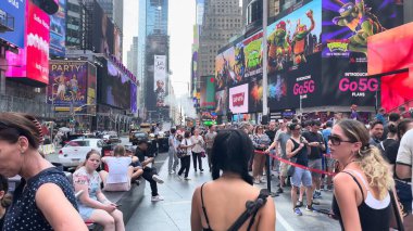İnsanlar Times Meydanı, New York, ABD 'nin işlek caddelerinde toplanırken, turları boyunca kalabalık tatilin, canlı yaşam tarzının, eğlencenin ve parti atmosferinin tadını çıkarıyor. Times Meydanı, NYC, ABD. 17 Nisan 2023.