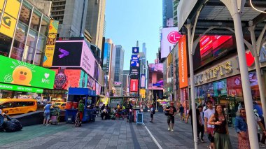 İnsanlar Times Meydanı, New York, ABD 'nin işlek caddelerinde toplanırken, turları boyunca kalabalık tatilin, canlı yaşam tarzının, eğlencenin ve parti atmosferinin tadını çıkarıyor. Times Meydanı, NYC, ABD. 17 Nisan 2023.