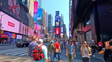 İnsanlar Times Meydanı, New York, ABD 'nin işlek caddelerinde toplanırken, turları boyunca kalabalık tatilin, canlı yaşam tarzının, eğlencenin ve parti atmosferinin tadını çıkarıyor. Times Meydanı, NYC, ABD. 17 Nisan 2023.
