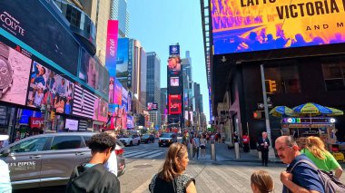 İnsanlar Times Meydanı, New York, ABD 'nin işlek caddelerinde toplanırken, turları boyunca kalabalık tatilin, canlı yaşam tarzının, eğlencenin ve parti atmosferinin tadını çıkarıyor. Times Meydanı, NYC, ABD. 17 Nisan 2023.
