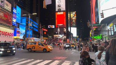 İnsanlar Times Meydanı, New York, ABD 'nin işlek caddelerinde toplanırken, turları boyunca kalabalık tatilin, canlı yaşam tarzının, eğlencenin ve parti atmosferinin tadını çıkarıyor. Times Meydanı, NYC, ABD. 17 Nisan 2023.