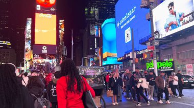 İnsanlar Times Meydanı, New York, ABD 'nin işlek caddelerinde toplanırken, turları boyunca kalabalık tatilin, canlı yaşam tarzının, eğlencenin ve parti atmosferinin tadını çıkarıyor. Times Meydanı, NYC, ABD. 17 Nisan 2023.