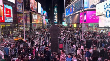 İnsanlar Times Meydanı, New York, ABD 'nin işlek caddelerinde toplanırken, turları boyunca kalabalık tatilin, canlı yaşam tarzının, eğlencenin ve parti atmosferinin tadını çıkarıyor. Times Meydanı, NYC, ABD. 17 Nisan 2023.