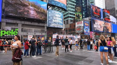 İnsanlar Times Meydanı, New York, ABD 'nin işlek caddelerinde toplanırken, turları boyunca kalabalık tatilin, canlı yaşam tarzının, eğlencenin ve parti atmosferinin tadını çıkarıyor. Times Meydanı, NYC, ABD. 17 Nisan 2023.
