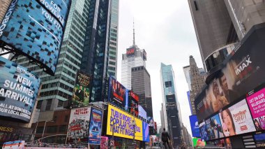 İnsanlar Times Meydanı, New York, ABD 'nin işlek caddelerinde toplanırken, turları boyunca kalabalık tatilin, canlı yaşam tarzının, eğlencenin ve parti atmosferinin tadını çıkarıyor. Times Meydanı, NYC, ABD. 17 Nisan 2023.