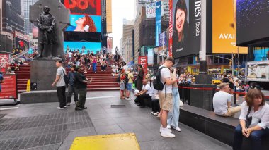 İnsanlar Times Meydanı, New York, ABD 'nin işlek caddelerinde toplanırken, turları boyunca kalabalık tatilin, canlı yaşam tarzının, eğlencenin ve parti atmosferinin tadını çıkarıyor. Times Meydanı, NYC, ABD. 17 Nisan 2023.