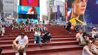 İnsanlar Times Meydanı, New York, ABD 'nin işlek caddelerinde toplanırken, turları boyunca kalabalık tatilin, canlı yaşam tarzının, eğlencenin ve parti atmosferinin tadını çıkarıyor. Times Meydanı, NYC, ABD. 17 Nisan 2023.