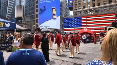 İnsanlar Times Meydanı, New York, ABD 'nin işlek caddelerinde toplanırken, turları boyunca kalabalık tatilin, canlı yaşam tarzının, eğlencenin ve parti atmosferinin tadını çıkarıyor. Times Meydanı, NYC, ABD. 17 Nisan 2023.