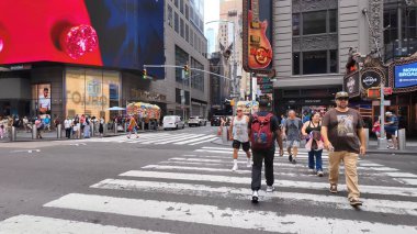 İnsanlar Times Meydanı, New York, ABD 'nin işlek caddelerinde toplanırken, turları boyunca kalabalık tatilin, canlı yaşam tarzının, eğlencenin ve parti atmosferinin tadını çıkarıyor. Times Meydanı, NYC, ABD. 17 Nisan 2023.