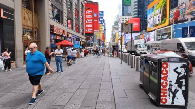 İnsanlar Times Meydanı, New York, ABD 'nin işlek caddelerinde toplanırken, turları boyunca kalabalık tatilin, canlı yaşam tarzının, eğlencenin ve parti atmosferinin tadını çıkarıyor. Times Meydanı, NYC, ABD. 17 Nisan 2023.