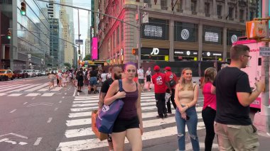 İnsanlar Times Meydanı, New York, ABD 'nin işlek caddelerinde toplanırken, turları boyunca kalabalık tatilin, canlı yaşam tarzının, eğlencenin ve parti atmosferinin tadını çıkarıyor. Times Meydanı, NYC, ABD. 17 Nisan 2023.