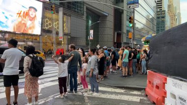 İnsanlar Times Meydanı, New York, ABD 'nin işlek caddelerinde toplanırken, turları boyunca kalabalık tatilin, canlı yaşam tarzının, eğlencenin ve parti atmosferinin tadını çıkarıyor. Times Meydanı, NYC, ABD. 17 Nisan 2023.