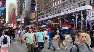 İnsanlar Times Meydanı, New York, ABD 'nin işlek caddelerinde toplanırken, turları boyunca kalabalık tatilin, canlı yaşam tarzının, eğlencenin ve parti atmosferinin tadını çıkarıyor. Times Meydanı, NYC, ABD. 17 Nisan 2023.