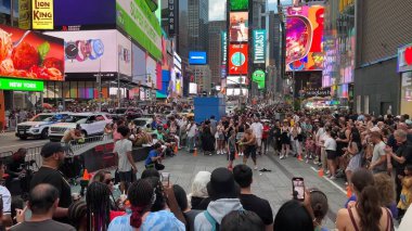 İnsanlar Times Meydanı, New York, ABD 'nin işlek caddelerinde toplanırken, turları boyunca kalabalık tatilin, canlı yaşam tarzının, eğlencenin ve parti atmosferinin tadını çıkarıyor. Times Meydanı, NYC, ABD. 17 Nisan 2023.