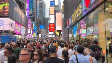 İnsanlar Times Meydanı, New York, ABD 'nin işlek caddelerinde toplanırken, turları boyunca kalabalık tatilin, canlı yaşam tarzının, eğlencenin ve parti atmosferinin tadını çıkarıyor. Times Meydanı, NYC, ABD. 17 Nisan 2023.