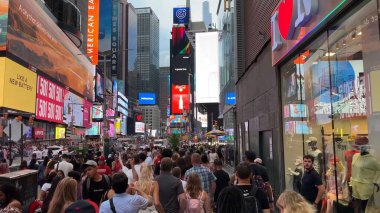 İnsanlar Times Meydanı, New York, ABD 'nin işlek caddelerinde toplanırken, turları boyunca kalabalık tatilin, canlı yaşam tarzının, eğlencenin ve parti atmosferinin tadını çıkarıyor. Times Meydanı, NYC, ABD. 17 Nisan 2023.
