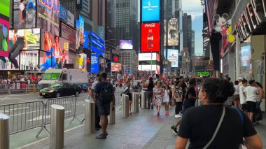 İnsanlar Times Meydanı, New York, ABD 'nin işlek caddelerinde toplanırken, turları boyunca kalabalık tatilin, canlı yaşam tarzının, eğlencenin ve parti atmosferinin tadını çıkarıyor. Times Meydanı, NYC, ABD. 17 Nisan 2023.