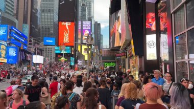 İnsanlar Times Meydanı, New York, ABD 'nin işlek caddelerinde toplanırken, turları boyunca kalabalık tatilin, canlı yaşam tarzının, eğlencenin ve parti atmosferinin tadını çıkarıyor. Times Meydanı, NYC, ABD. 17 Nisan 2023.