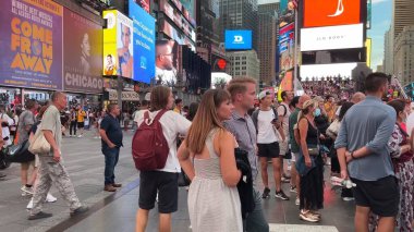 İnsanlar Times Meydanı, New York, ABD 'nin işlek caddelerinde toplanırken, turları boyunca kalabalık tatilin, canlı yaşam tarzının, eğlencenin ve parti atmosferinin tadını çıkarıyor. Times Meydanı, NYC, ABD. 17 Nisan 2023.