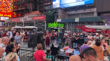 İnsanlar Times Meydanı, New York, ABD 'nin işlek caddelerinde toplanırken, turları boyunca kalabalık tatilin, canlı yaşam tarzının, eğlencenin ve parti atmosferinin tadını çıkarıyor. Times Meydanı, NYC, ABD. 17 Nisan 2023.