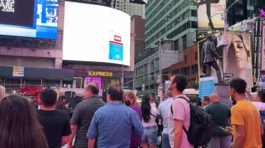 İnsanlar Times Meydanı, New York, ABD 'nin işlek caddelerinde toplanırken, turları boyunca kalabalık tatilin, canlı yaşam tarzının, eğlencenin ve parti atmosferinin tadını çıkarıyor. Times Meydanı, NYC, ABD. 17 Nisan 2023.