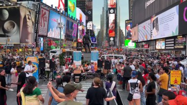 İnsanlar Times Meydanı, New York, ABD 'nin işlek caddelerinde toplanırken, turları boyunca kalabalık tatilin, canlı yaşam tarzının, eğlencenin ve parti atmosferinin tadını çıkarıyor. Times Meydanı, NYC, ABD. 17 Nisan 2023.