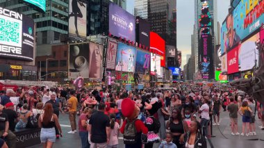 İnsanlar Times Meydanı, New York, ABD 'nin işlek caddelerinde toplanırken, turları boyunca kalabalık tatilin, canlı yaşam tarzının, eğlencenin ve parti atmosferinin tadını çıkarıyor. Times Meydanı, NYC, ABD. 17 Nisan 2023.