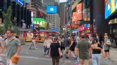 İnsanlar Times Meydanı, New York, ABD 'nin işlek caddelerinde toplanırken, turları boyunca kalabalık tatilin, canlı yaşam tarzının, eğlencenin ve parti atmosferinin tadını çıkarıyor. Times Meydanı, NYC, ABD. 17 Nisan 2023.