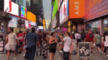 İnsanlar Times Meydanı, New York, ABD 'nin işlek caddelerinde toplanırken, turları boyunca kalabalık tatilin, canlı yaşam tarzının, eğlencenin ve parti atmosferinin tadını çıkarıyor. Times Meydanı, NYC, ABD. 17 Nisan 2023.