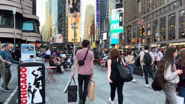 İnsanlar Times Meydanı, New York, ABD 'nin işlek caddelerinde toplanırken, turları boyunca kalabalık tatilin, canlı yaşam tarzının, eğlencenin ve parti atmosferinin tadını çıkarıyor. Times Meydanı, NYC, ABD. 17 Nisan 2023.