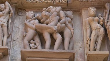 Ayrıntılı taş oymaları, kutsal sanat ve zamansız mimariye sahip antik tapınaklar, UNESCO Dünya Mirası Alanı olarak tanınan modern dünyada bile hayranlık duyuldu. 5 Ağustos 2023, Khajuraho Anıtlar Grubu, Madhya Pradesh, Hindistan.