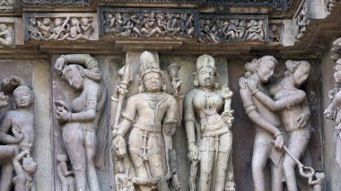 Ayrıntılı taş oymaları, kutsal sanat ve zamansız mimariye sahip antik tapınaklar, UNESCO Dünya Mirası Alanı olarak tanınan modern dünyada bile hayranlık duyuldu. 5 Ağustos 2023, Khajuraho Anıtlar Grubu, Madhya Pradesh, Hindistan.