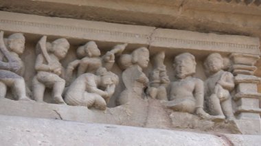 Ayrıntılı taş oymaları, kutsal sanat ve zamansız mimariye sahip antik tapınaklar, UNESCO Dünya Mirası Alanı olarak tanınan modern dünyada bile hayranlık duyuldu. 5 Ağustos 2023, Khajuraho Anıtlar Grubu, Madhya Pradesh, Hindistan.