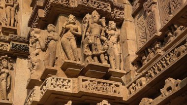 Ayrıntılı taş oymaları, kutsal sanat ve zamansız mimariye sahip antik tapınaklar, UNESCO Dünya Mirası Alanı olarak tanınan modern dünyada bile hayranlık duyuldu. 5 Ağustos 2023, Khajuraho Anıtlar Grubu, Madhya Pradesh, Hindistan.