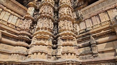 Ayrıntılı taş oymaları, kutsal sanat ve zamansız mimariye sahip antik tapınaklar, UNESCO Dünya Mirası Alanı olarak tanınan modern dünyada bile hayranlık duyuldu. 5 Ağustos 2023, Khajuraho Anıtlar Grubu, Madhya Pradesh, Hindistan.